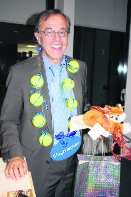 Bürgermeister-Kette aus Tennisbällen - zum Abschied im Stadtrat gab es originelle Geschenke für Wilfried Geiger | Foto: os