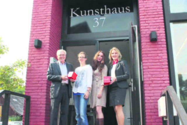 Silke Heitmann (Leiterin der Filiale Jesteburg; re.) unterstützt den Kunsthaus-Vorstand (v. li.): Rainer Löding, Kathrin Pries und Isa Maschewski