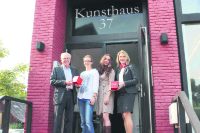 Silke Heitmann (Leiterin der Filiale Jesteburg; re.) unterstützt den Kunsthaus-Vorstand (v. li.): Rainer Löding, Kathrin Pries und Isa Maschewski | Foto: oh