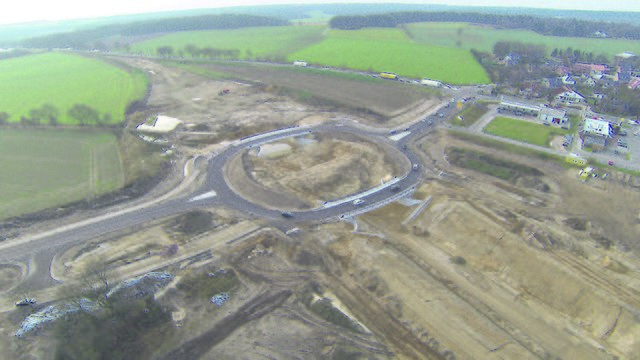 Ein Luftbild aus dem Frühjahr vom Bau der Ortsumgehung Dibbersen. Die Aufnahme zeigt nur ein Drittel der Mega-Baustelle. Doch die neue Schnellstraße soll nur unwesentlich mehr kosten als ein 80 Meter langer Tunnel durch einen Bahndamm