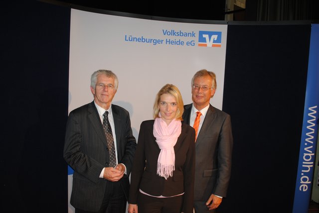 Begrüßung des Referenten (v. li.): Professor Thomas Straubhaar, SPD-Bundestagsabgeordnete Svenja Stadler und Volksbank-Vorstand Cord Hasselmann