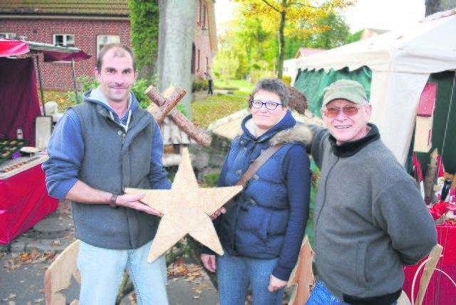 Fündig geworden auf dem Krammarkt (v. li.): Manuel Diehr und Heike Krassmann mit Aussteller Ernst-Helmut Martens