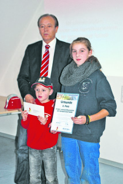 Robert (6) und Sarah (11) nahmen Urkunde und Geldumschlag von Michael Vieregge von der Concordia-Stiftung entgegen