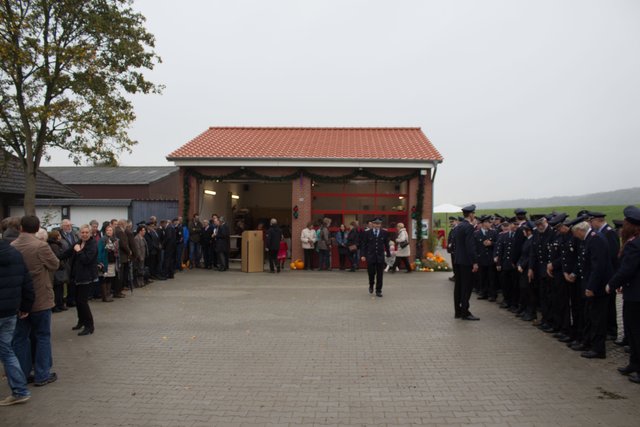Reger Andrang: Neben der Feuerwehr kamen auch zahlreiche Besucher zur Einweihung des "neuen" Gerätehauses