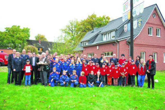 Die Kinderfeuerwehr und die Jugendwehren der Samtgemeinde Tostedt mit Betreuern und Gratulanten sowie Michael Vieregge (li.) von der Concordia-Stiftung "Mensch - Natur - Gemeinschaft" und Harald Söhlke (vorn, 5. v. li.) vom Kinderhospiz