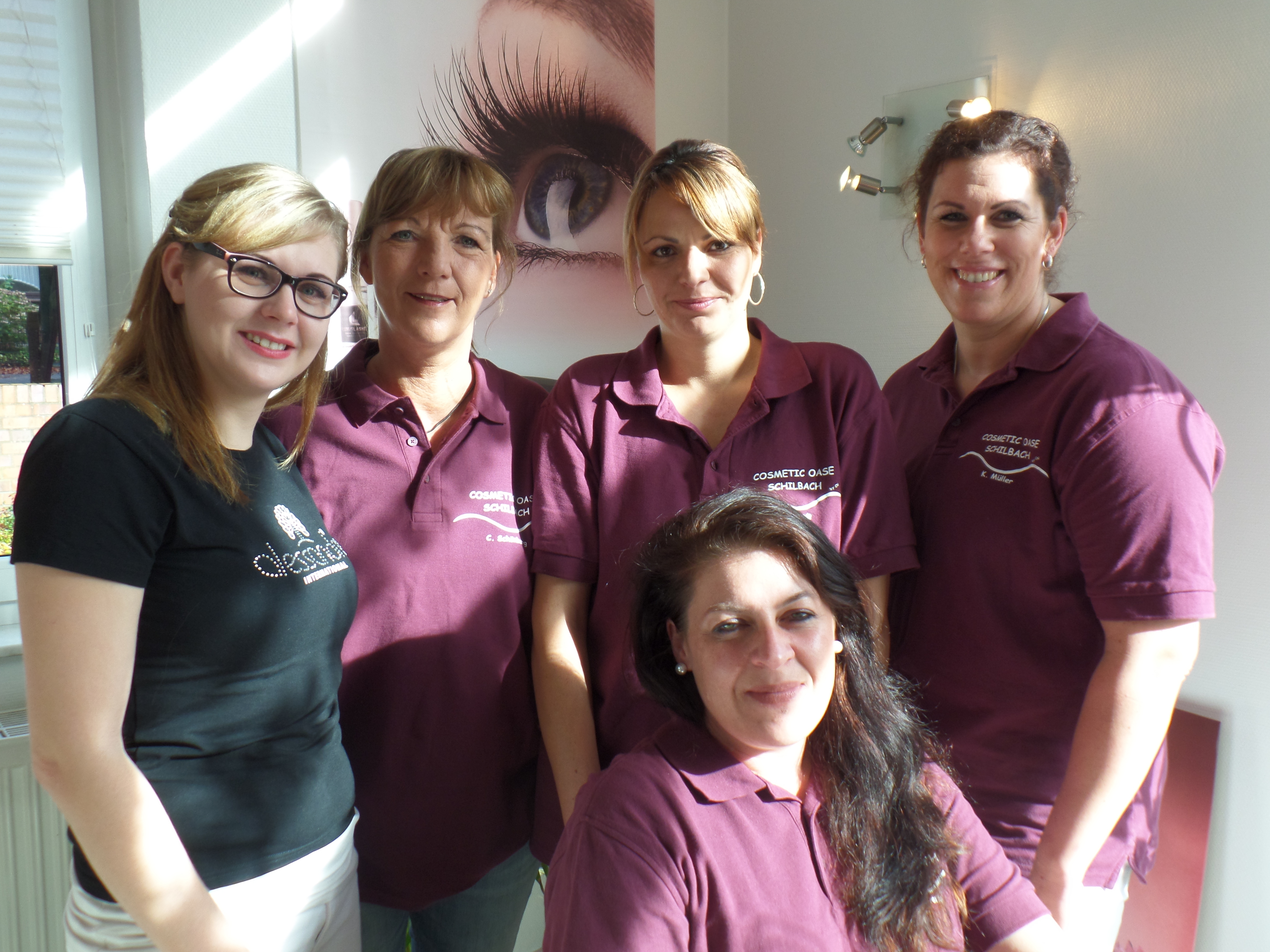 Ein kompetentes Team: Kim Moritz (hi. v. li.), die beiden Inhaberinnen Christiane Schönberg und Nina Brandt, Katy Müller und vorne Jasmin Preuss
