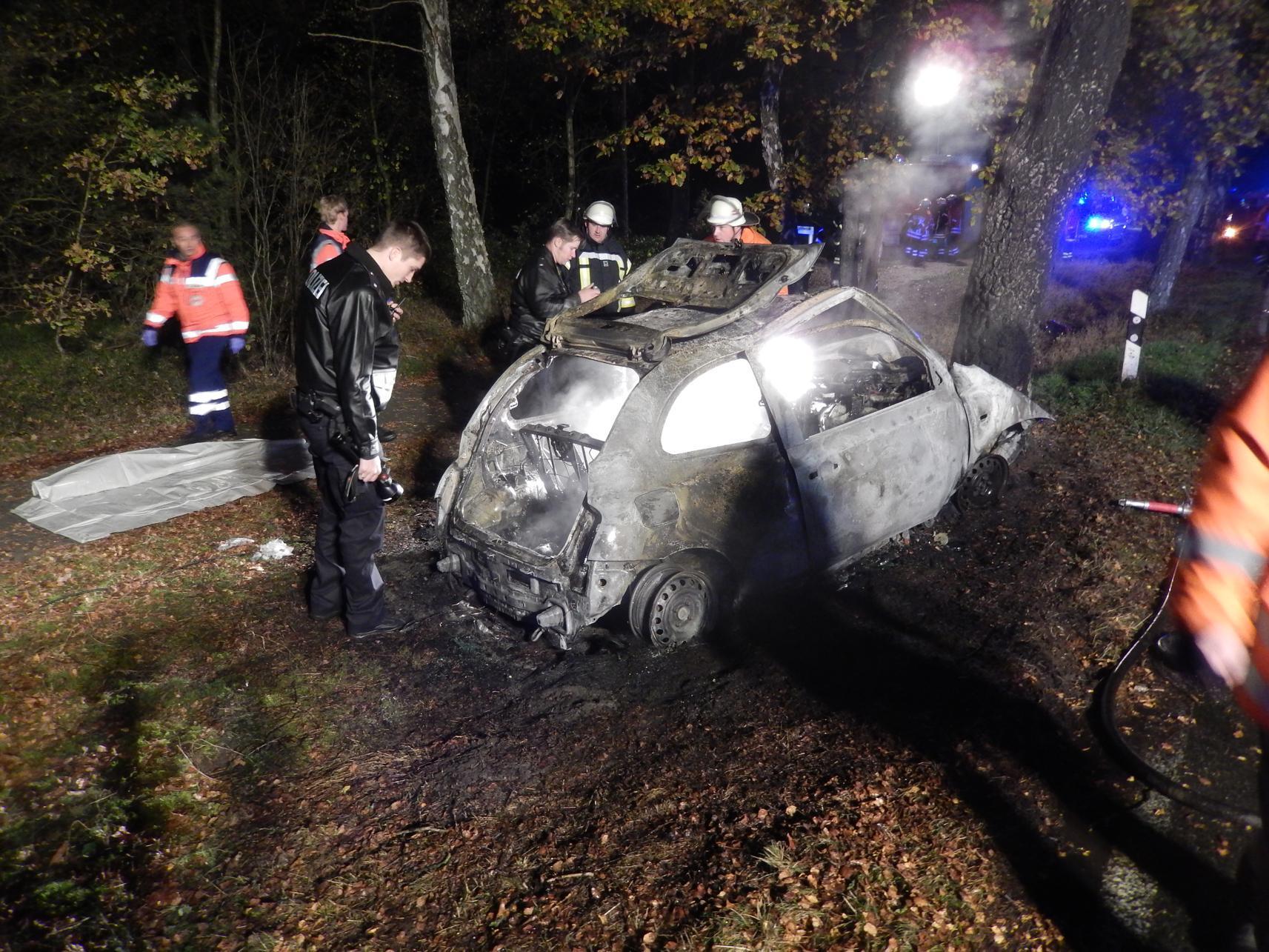 Ein Pkw kam von der K27 vor Wesel von der Straße ab, fuhr vor einen Baum und geriet in Brand