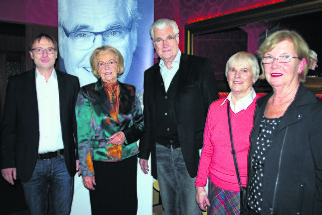 Sky du Mont (Mi). las auf Einladung der Irene und Friedrich Vorwerk-Stiftung in Tostedt: hier mit dem Stiftungsrat Irene Vorwerk (2. v. li.), Lilian Bormann (re.) und Christian Weiß sowie Gisela Hubert, die die Veranstaltung organisierte
