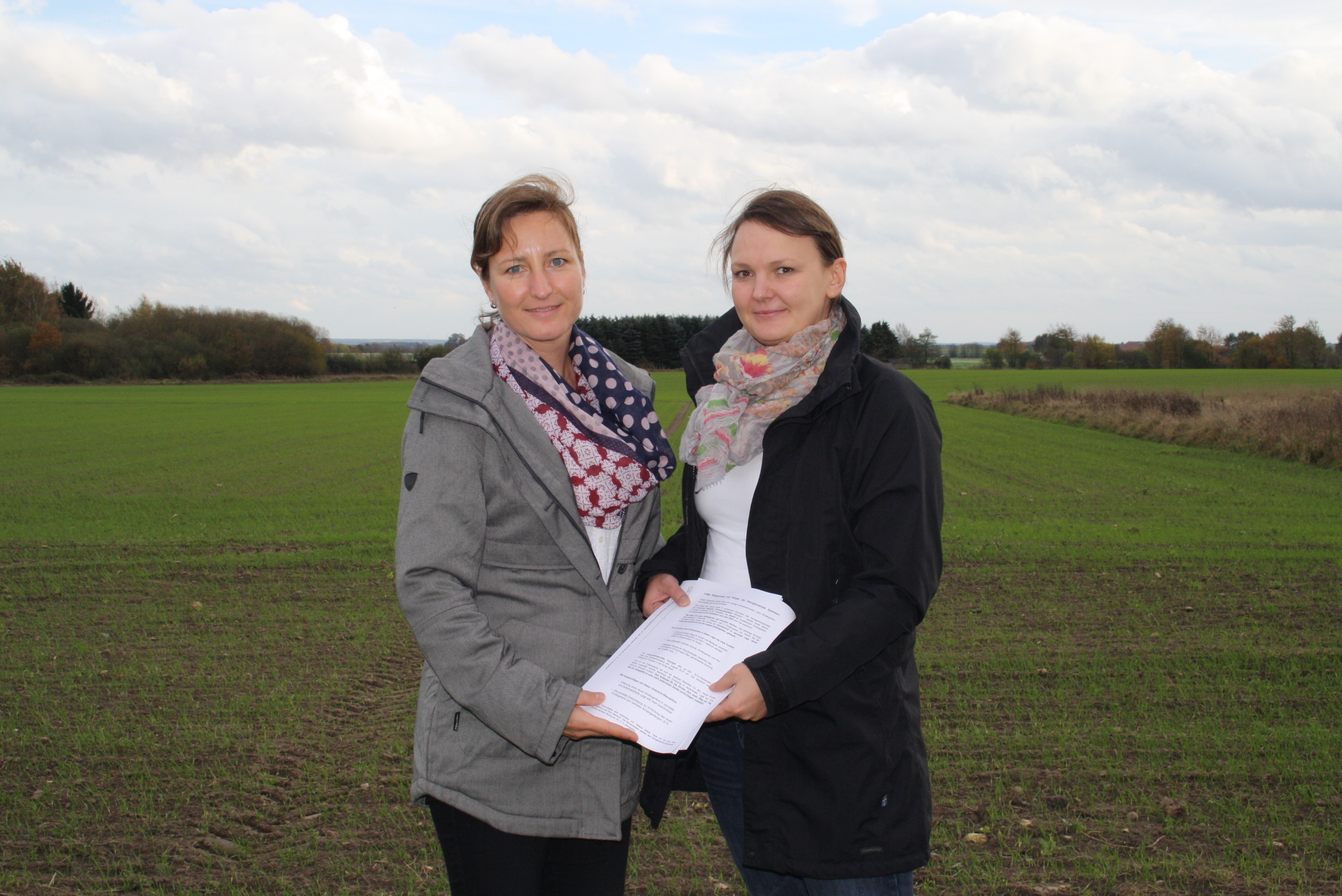 Tanja van der Vorst und Helene Hesse sammeln Unterschriften für eine Kita an der Grundschule