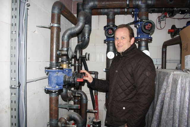 Joachim Becker kontrolliert die Wassertemperatur seines Fernwärmenetzes
