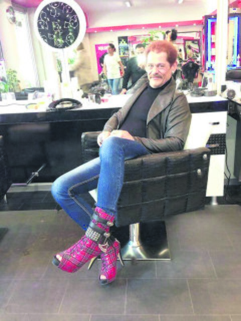 Auf High Heels steht Rudi Neumann, und zwar ziemlich gut | Foto: oh