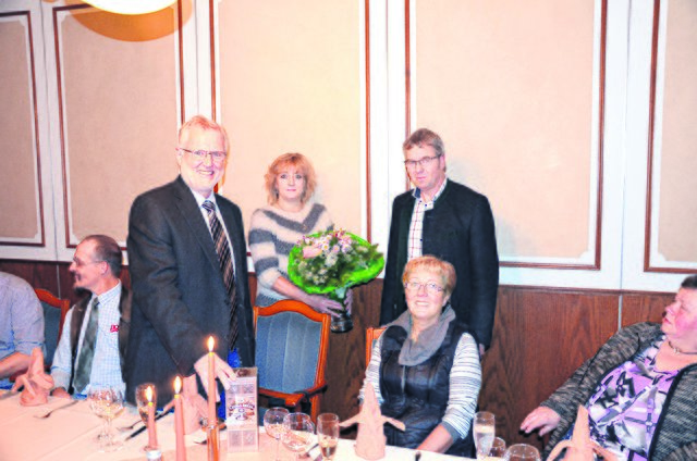 Gratulation bei der Abschiedsfeier (v. li.): Wilfried Schröder, Tina und Heiner Fromann sowie Helga Schröder