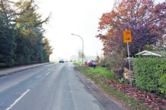 Radfahrer hier links! Wer dieser Aufforderung folgt, landet unweigerlich im Gartenzaun