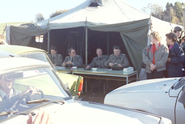 DDR-Grenzer haben in einem Armeezelt eine Kontrollstelle eingerichtet