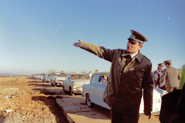 Die innerdeutsche Grenze südlich von Göttingen: Kolonnen von Trabis passieren den "Todesstreifen" am provisorischen Grenzübergang
