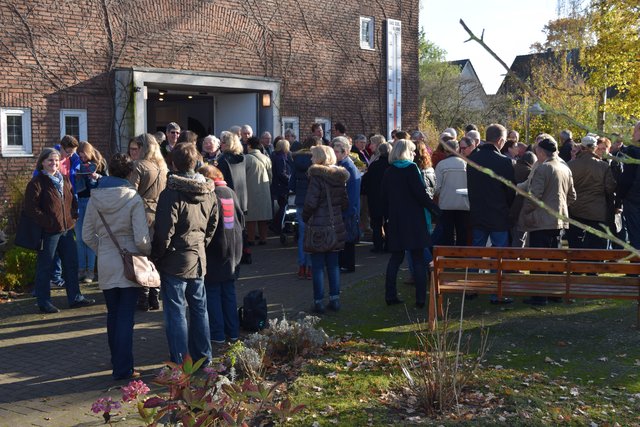 Zahlreiche Besucher kamen zur Abschlussveranstaltung des St- Andreas Kirchengemeinde und nahmen am Festgottesdienst und dem anschließenden Sektempfang teil