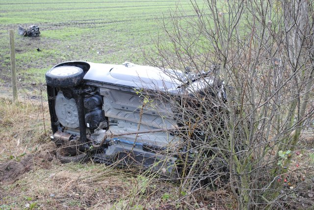 Der Motor des Pkw landete rund 30 Meter weiter auf einem Acker