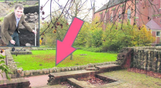 Etwa in diesem Bereich des Kreuzganges liegen laut Nösler (kl. Bild) die Untoten. Rechts befinden sich die Mauern der Kirche