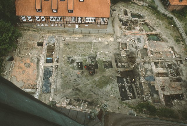 Das ausgegrabene Klosterareal vom Kirchturm aus betrachtet | Foto: Landkreis Stade