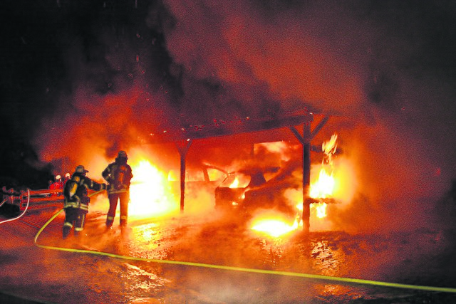 Das Carport und die Pkw brannten beim Eintreffen der Feuerwehr in voller Ausdehnung