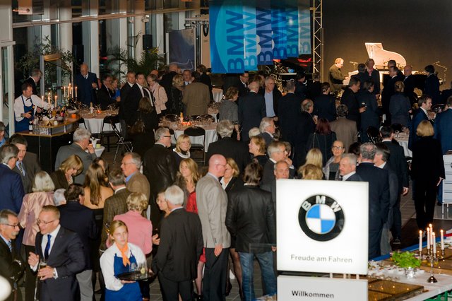 Rund 150 Gäste feierten mit Familie Leuchtenberger im BMW-Autohaus in Buxtehude „100 Jahre Stadac“ | Foto: Heiko Kaminski / Stadac
