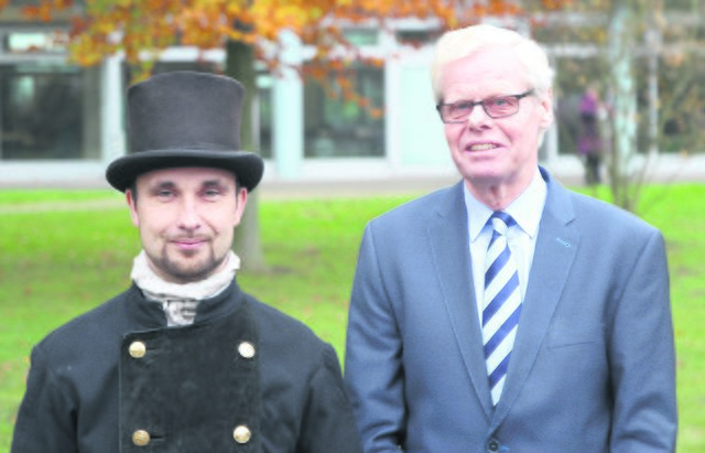Der neue und der alte Bezirksschornsteinfeger des Kehrbezirks Harburg IV (Seevetal): Michael Hackel (li.) und Holger Muxfeldt