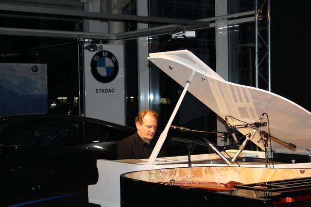 Vor dem Essen unterhielt er die Gäste noch allein am Konzertflügel: Der Pianist „David“ von den Showpianisten „David und Götz“