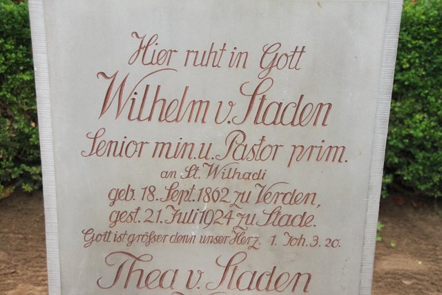 Wieder gut lesbar: die Gravur auf dem Grabstein des Wilhadi-Superintendenten Wilhelm von Staden