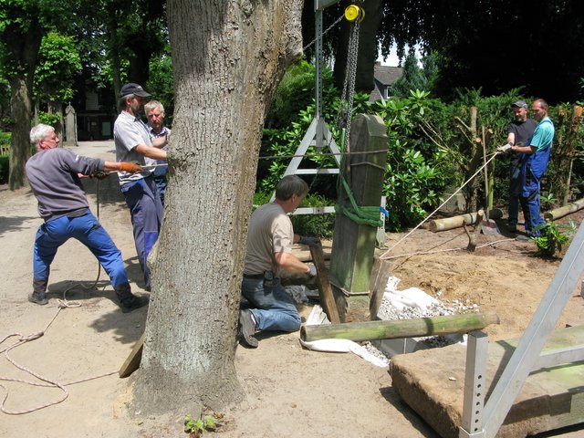Friedhofsmitarbeiter packten beim Versetzen der Grabsteine mit an | Foto: Horst-Friedhof