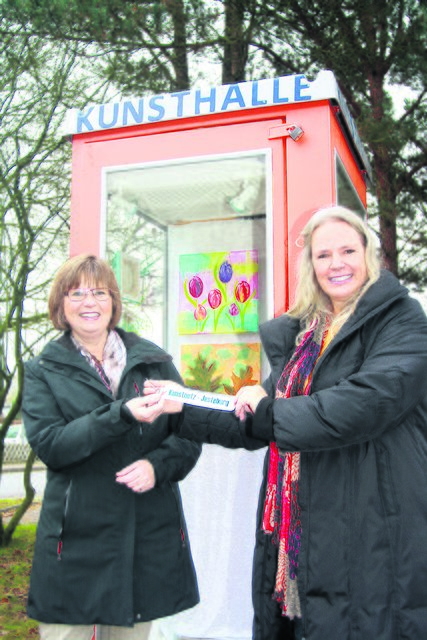 Das Kunst-Dorf Jesteburg ist um eine Attraktion reicher! Am Mittwoch weihten Harriet Romanowski (li.) und Stefanie Busch die neue „Kunsthalle“ ein. Seit dem Wochenende ist sie sogar beleuchtet