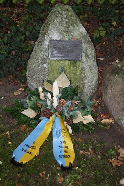 Auch am Gedenkstein für polnische und russische Zwangsarbeiter wurde ein Kranz niedergelegt