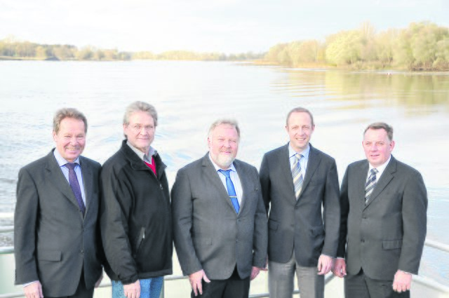 Mit dem Rücken zur Elbe (v. li.): Norbert Thiemann, Manfred Nahrstedt, Heiko Albers, Dr. Björn Hoppenstedt und Hartmut Burmester | Foto: 4B Medienverlag