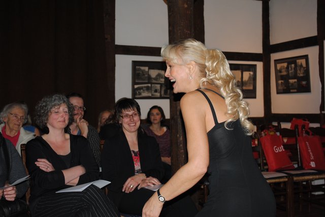 Begeisterte das Publikum als musikalischer Gast: die Sängerin und Schauspielerin Elke Tauber vom Theater Lüneburg