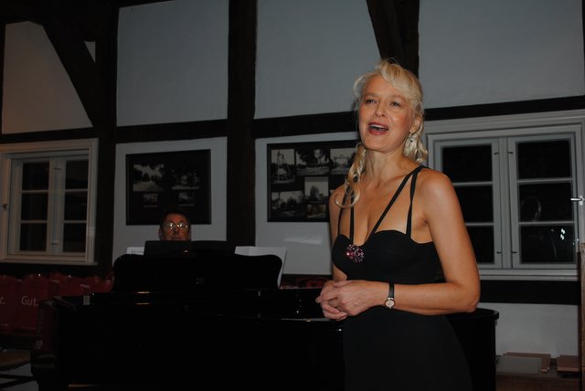 Perfekt aufeinander eingespielt: Sängerin und Schauspielerin Elke Tauber und Pianist Herbert Kauschka