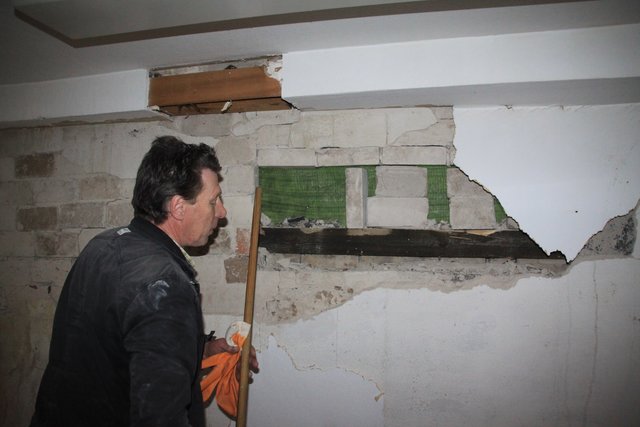 Die Eigentümerin das beschädigten Hauses hat einen Bautechniker beauftragt, das Mauerwerk - hier im Schlafzimmer - zu untersuchen