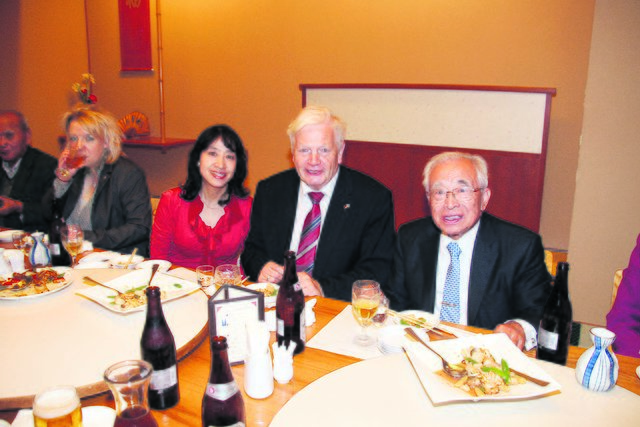 Beim Abendessen (v. li.): Andrea Lentz, Übersetzerin Sachiko Hata-Murata, Bodo Beckedorf und Alt-Gouverneur Yukio Kurita | Foto: oh