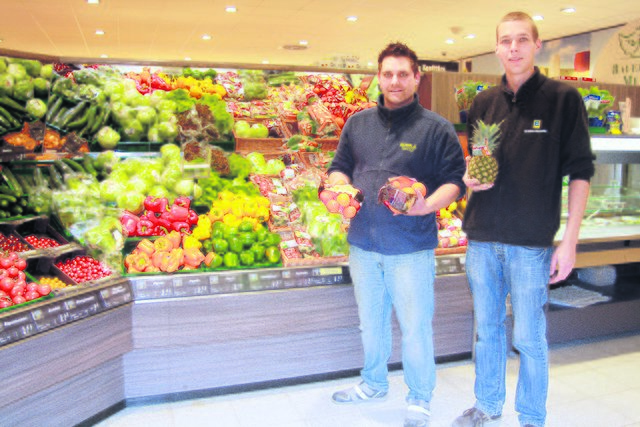 Sind stets für die Kunden im Einsatz: Conrad-Mitarbeiter Dariusz Zurawski und Oliver Rieckmann