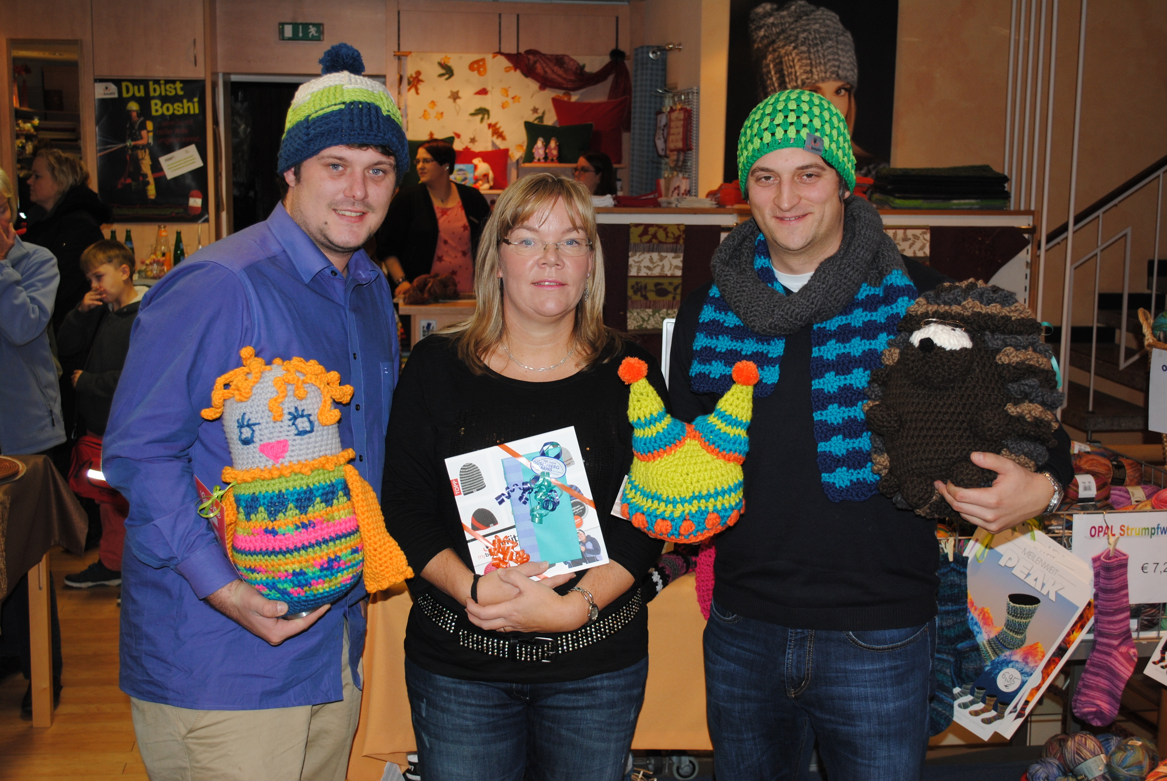 Bei der Gewinnübergabe: die "myboshi"-Gründer Thomas Jaenisch (li.) und Felix Rohland mit Annette Hoffmann, die einen der Preise abräumte