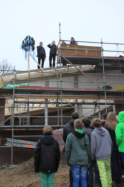 Bei Richtfest stießen die Zimmerleute auf den Neubau an