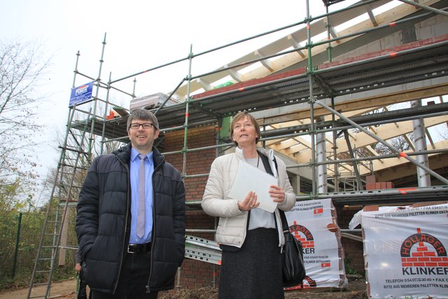 "Die Mensa gehört zum Schulkonzept", sagt Bürgermeisterin Silvia Nieber - hier mit Schulleiter Jörg Moser-Kollenda