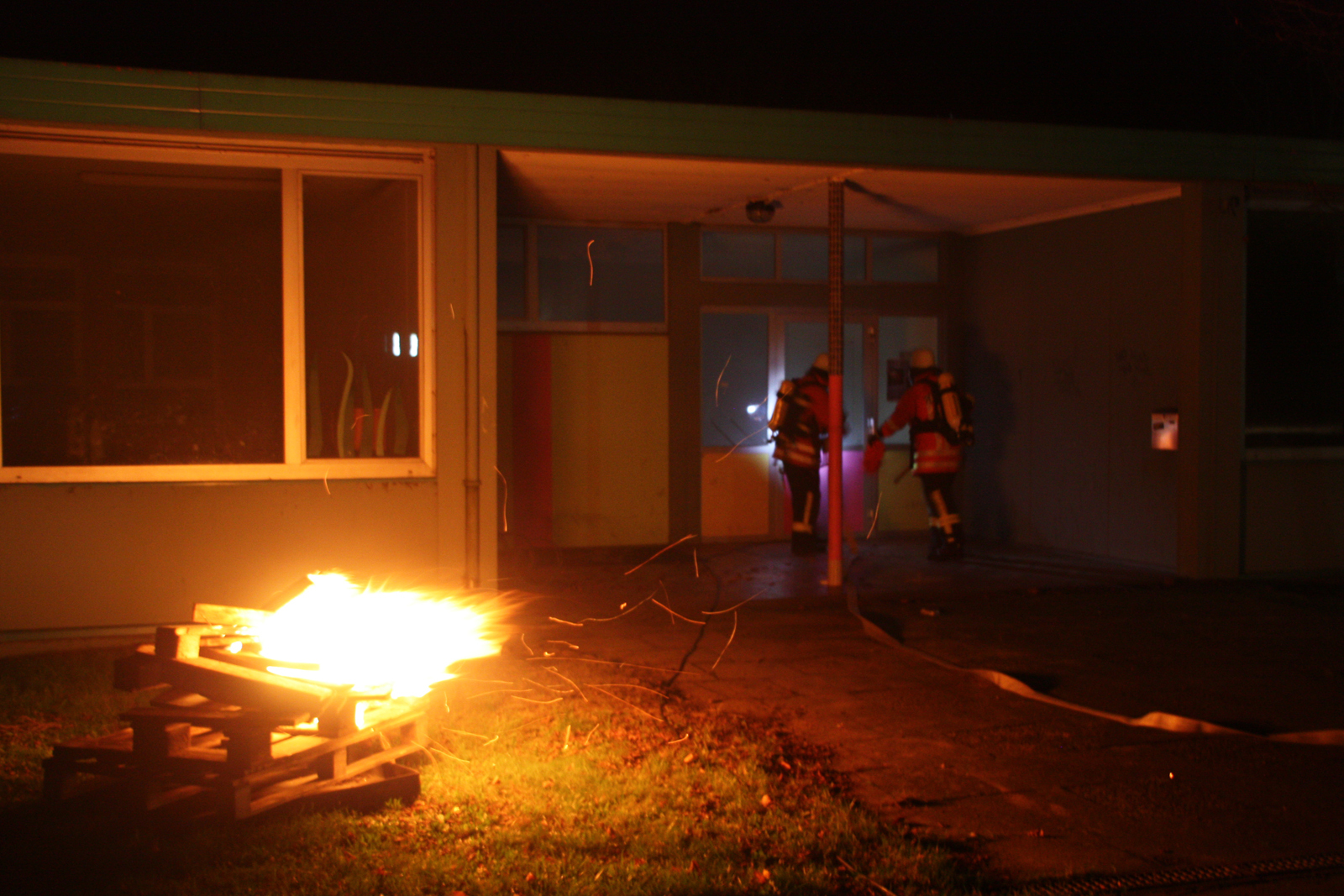 Brennende Holzstapel vor dem Gebäude simulierten die verschiedenen Brandherde
