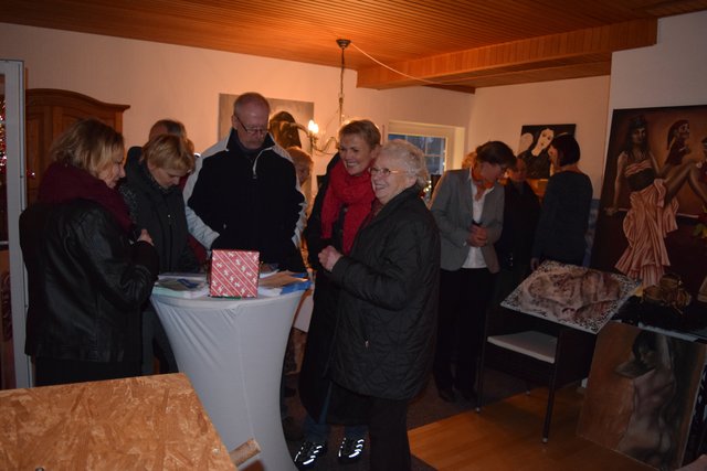 Tombola mit sozialem Hintergrund: Zahlreiche Gäste der Ausstellung von Bettina Sokolowski kauften Lose, deren Erlös an den Winsener Herbergsverein geht