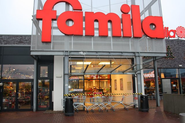 Hier bretterten die Täter durch / Der Eingang zum Marktkomplex musste gesperrt werden