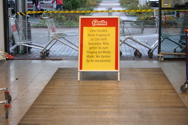 Kunden mussten das Marktzentrum durch einen Seiteneingang betreten und verlassen