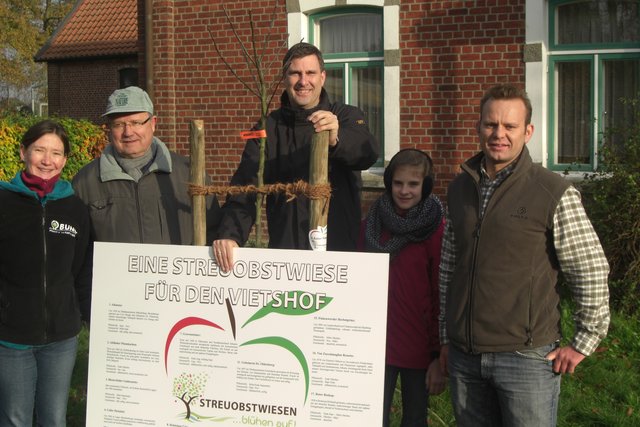 Sabine Washof (BUND), Bürgermeister Rolf Suhr, Carsten Behr (Geschäftsführer Bingo-Umweltstiftung) mit Tochter und Christian Hülsen (Initiator des Projektes)