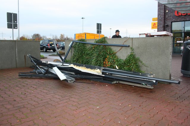 Aufräumarbeiten: Auch von den Eingangstoren des Marktzentrums blieben nur Trümmer