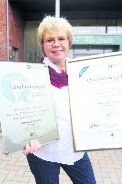 Große Freude in Hanstedt! Die Oberschule ist zum zweiten Mal mit dem „Lions Quest“-Siegel ausgezeichnet worden. Schulleiterin Susanne Graßhoff zeigt stolz die beiden Urkunden