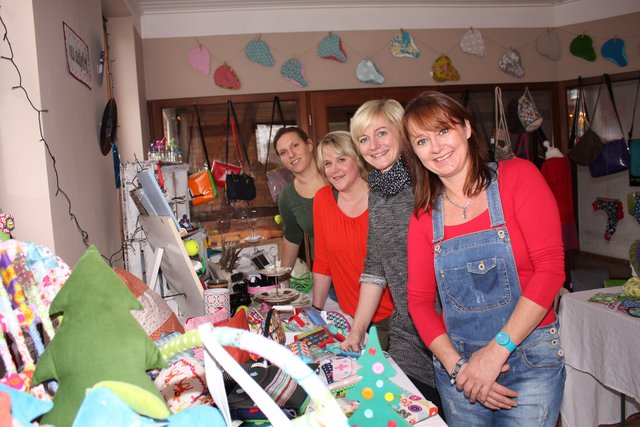 Die Kunsthandwerkerinnen Dörthe Klintworth, Christine Reinhardt, Claudia Ehlers und Tanja Bett (v.re.) präsentieren den "kleinen Markt"