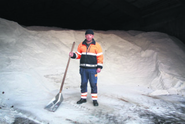 Steht vor einem "Salz-Himalaya": Matthias Dobrick von der Kreis-Straßenmeisterei ist für den Frost gerüstet