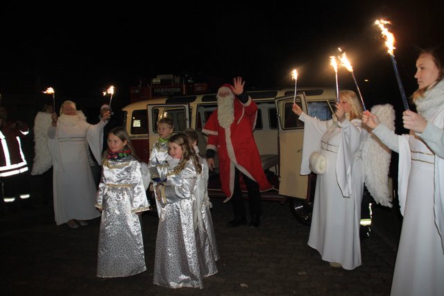 Oldtimer-Spektakel zum Markt-Auftakt: der Weihnachtsmann kam mit dem Kleinbus. Engel erleuchteten mit Fackeln den Weg